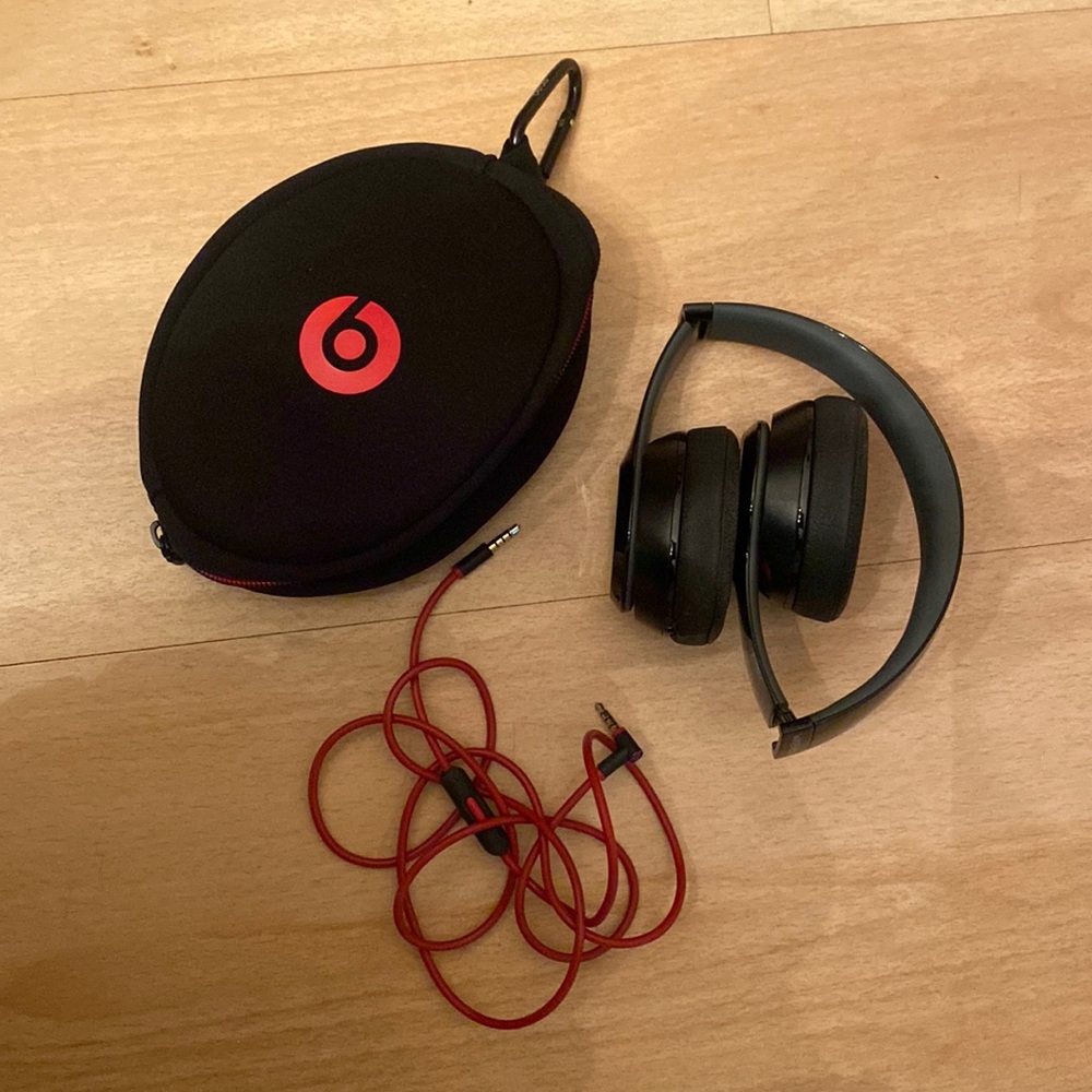 Beat by Dre small. Wireless. Bluetooth.